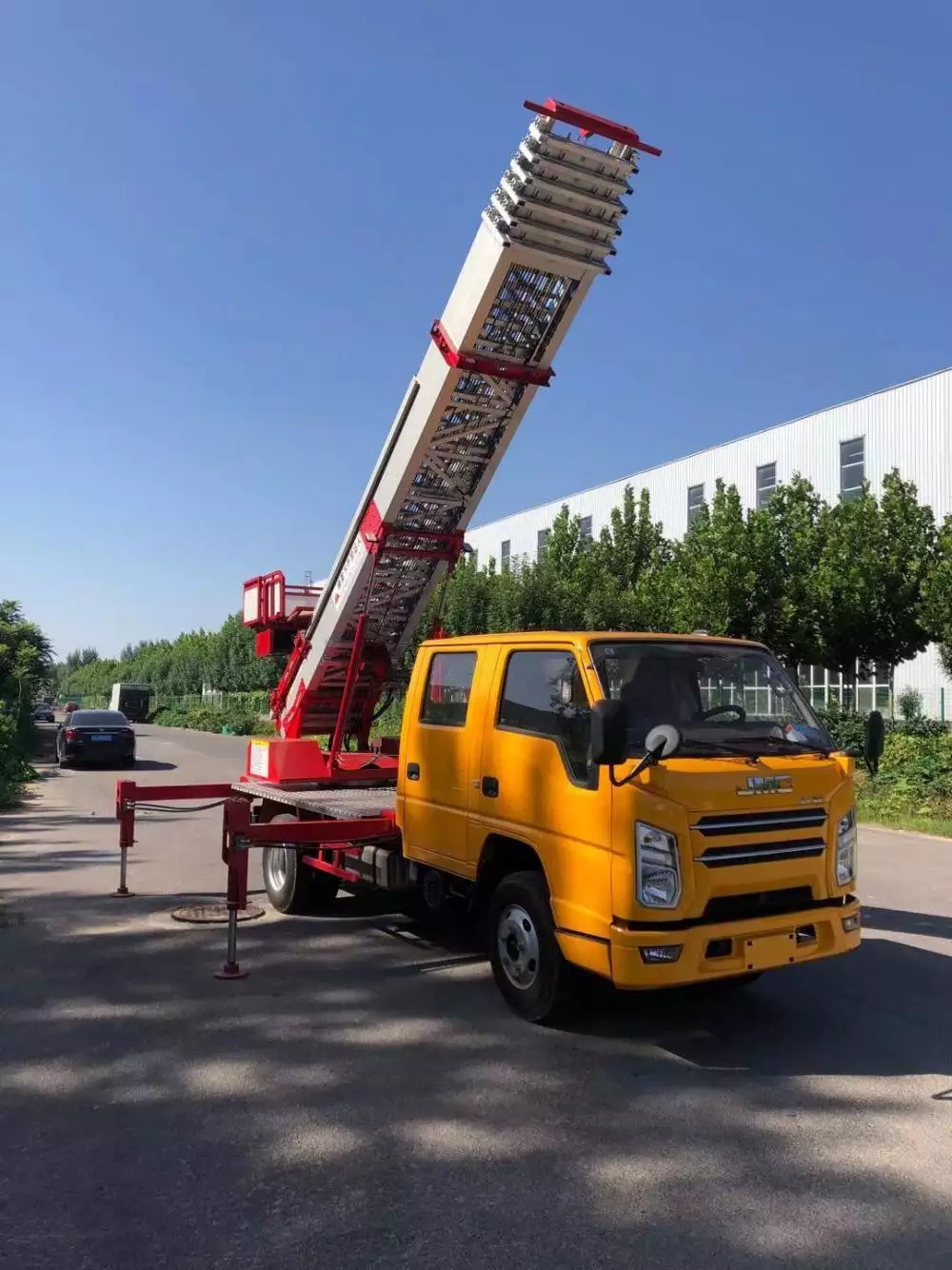 石狮附近的云梯车出租服务：轻松解决高空作业需求